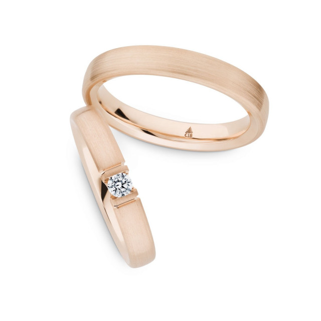 Matte Trauringe mit Diamant