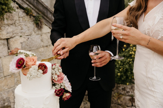 Hochzeitstorte anschneiden