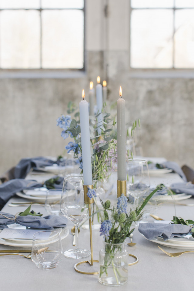 Tischdeko mit Blumen für die Hochzeit