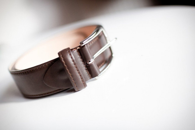 Bruine riem als accessoire voor de bruidegom