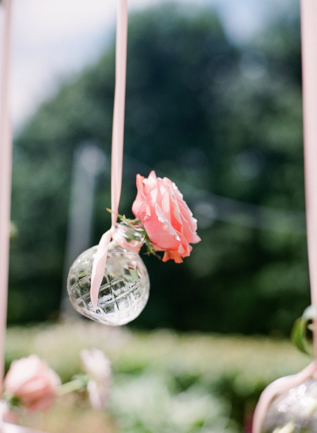 Heiraten an Ostern - Pinke Blume in hängender Vase