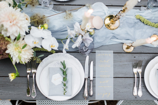 Gedekte tafel met verschillende decoratie items