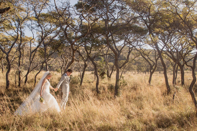 Bruidspaar tussen de grassen in Zuid-Afrika
