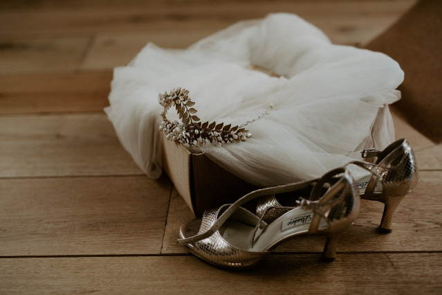Brautschuhe und Brautkleid