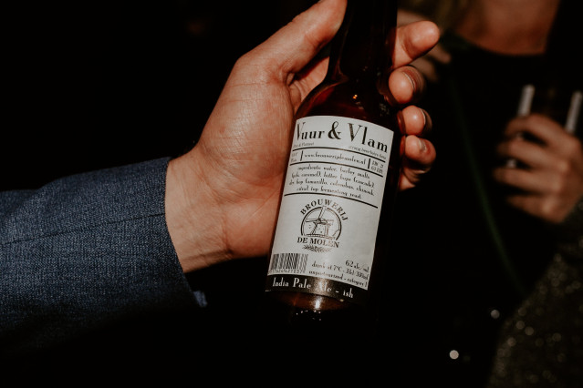 Bierflesjes met gepersonaliseerd etiket voor de bruiloft