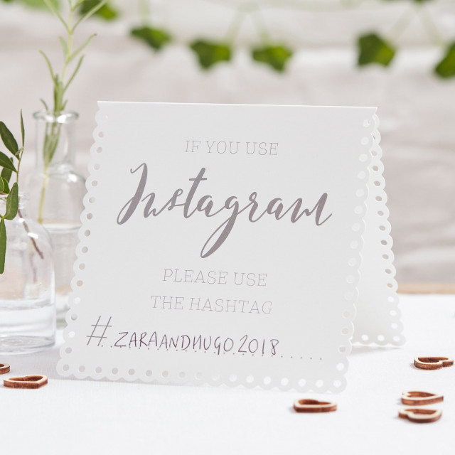Kaartje met Instagram hashtag voor social media op je bruiloft