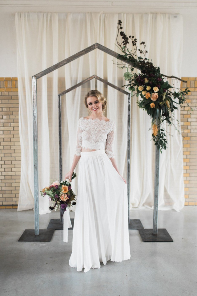 Braut vor dem Traubogen - Dekoverleih Hochzeit