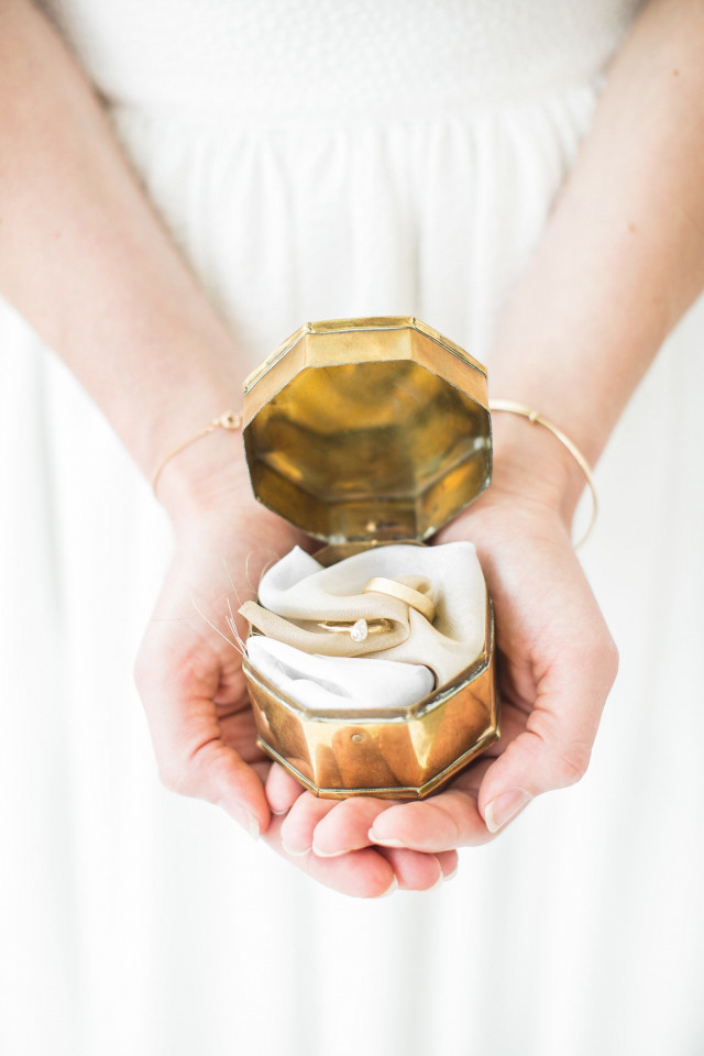Ring met gouden ringendoosje