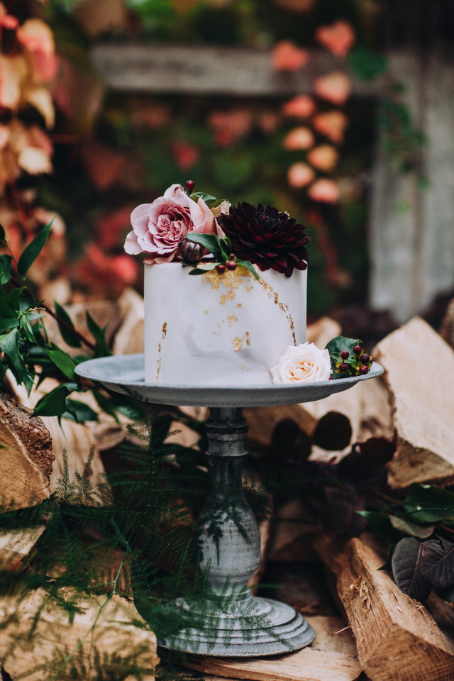 Kleine bruidstaart met gouden accenten en bloemen