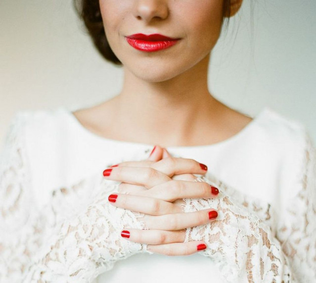 Bruid met rode nagellak en rode lippen