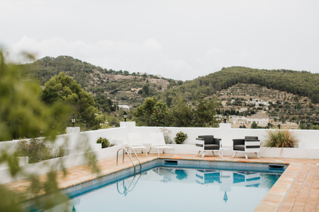 Checkliste Flitterwochen - Pool mit Blick auf die hügelige Umgebung