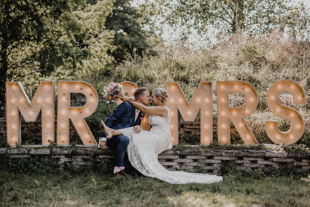 Bruidspaar voor lichtletters Mr & Mrs