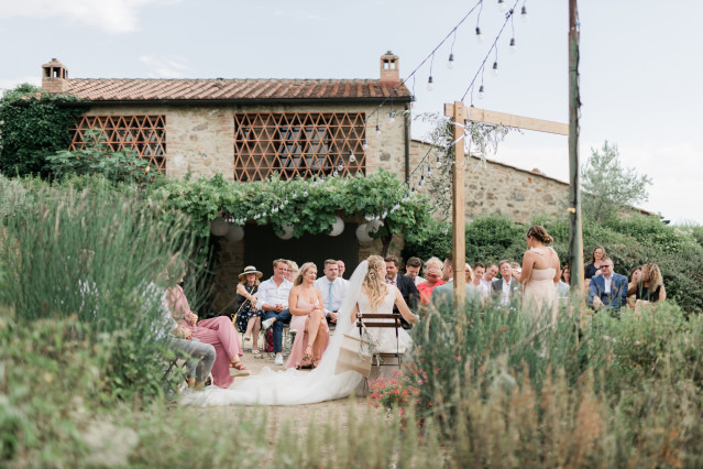 Trouwambtenaar op locatie tijdens een ceremonie in Italië