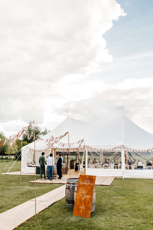 Buitenbruiloft in een tent
