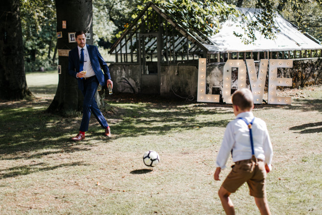 spelletjes tijdens bruiloft voetbal op bruiloft