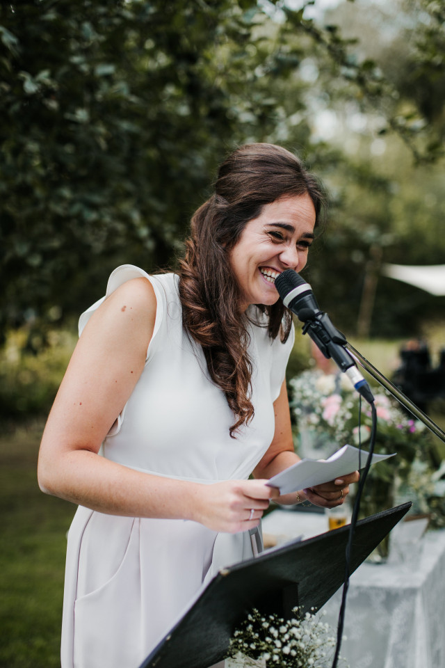 Bruiloftsgast die een speech houd tijdens de trouwceremonie