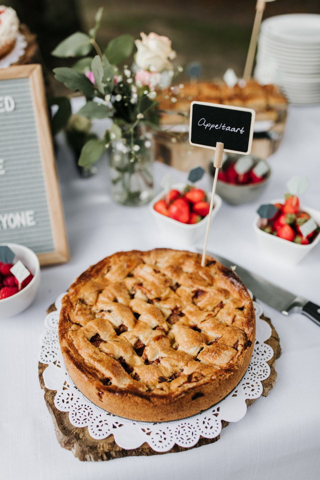 Appeltaart met bijbehorend bordje op een sweet table