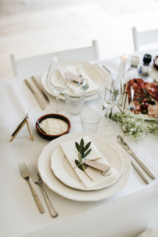 Checkliste für das Hochzeitscatering - weißes Service auf gedecktem Hochzeitstisch