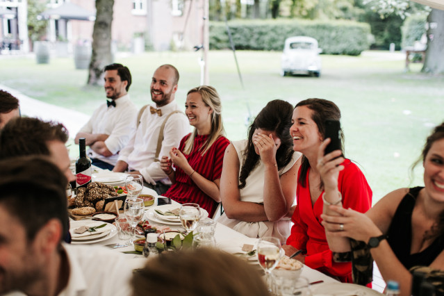 Bruiloftgasten aan het bruiloftsdiner
