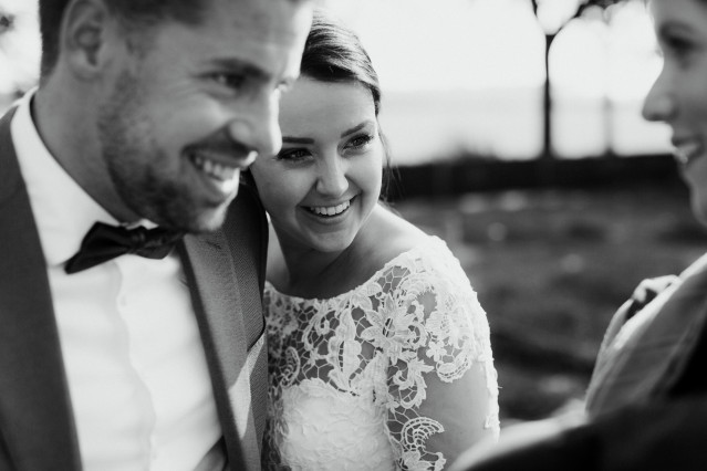 Dinge, die du am Tag deiner Hochzeit nicht tun solltest - Brautpaar in schwarz-weiß