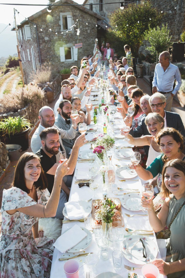 Lockere Sitzordnung Hochzeit an einem langen Tisch