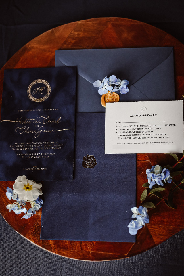 Hochzeitseinladungen in blau und gold