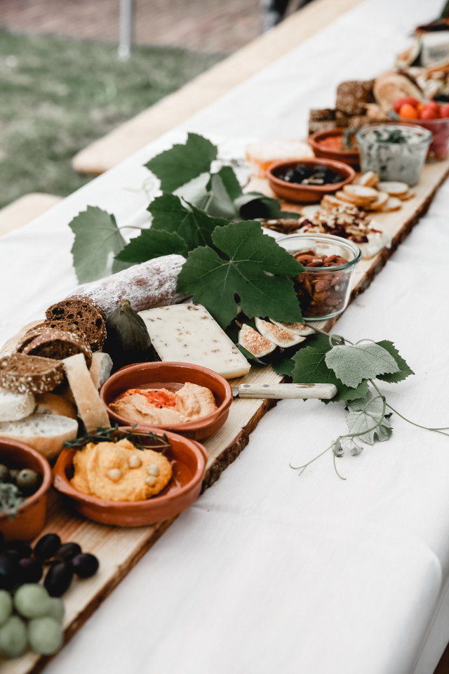 Gedeckter Tisch mit dem Hochzeitsessen