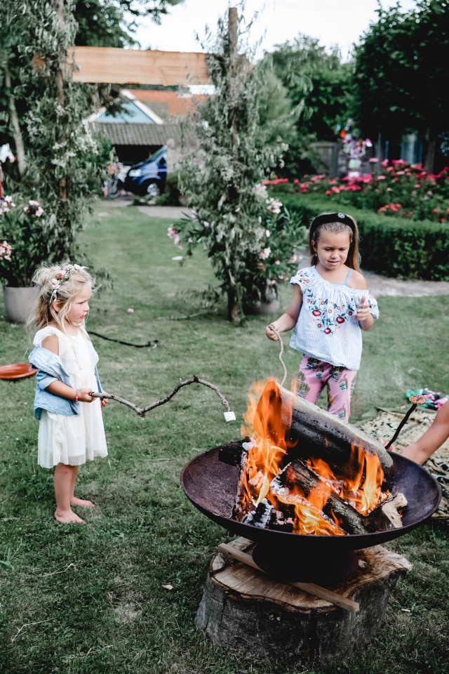 Kinder mit Marshmallows am Lagerfeuer passend zum Hochzeitsmotto Festival