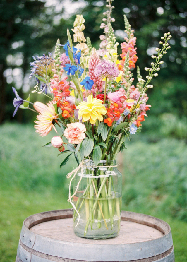 Heiraten an Ostern mit bunten Blumen als Tischdeko
