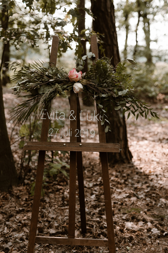 Willkommensschild mit Blumen für die Hochzeit