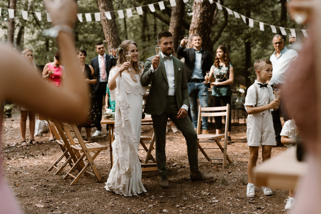 Brautpaar und Gäste beim Hochzeitsempfang