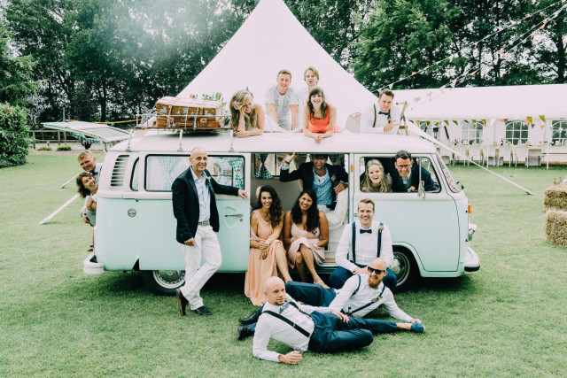 Hochzeitsgäste vor einem türkisen VW Bus - Dekoverleih Hochzeit
