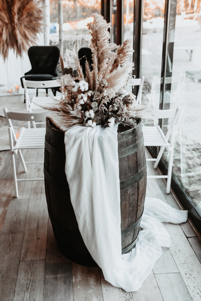 Fass mit Blumenschmuck