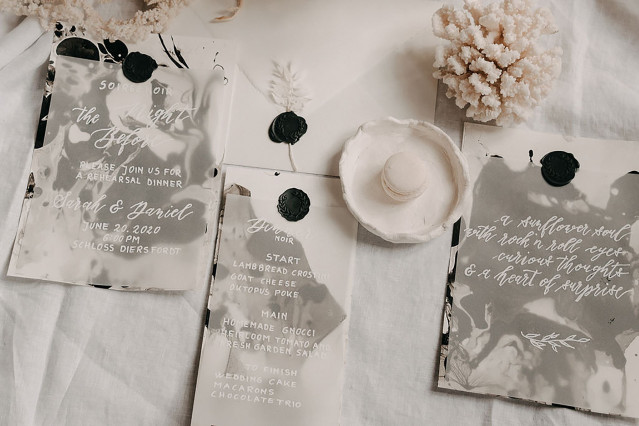 Hochzeitskarten in weiß und schwarz