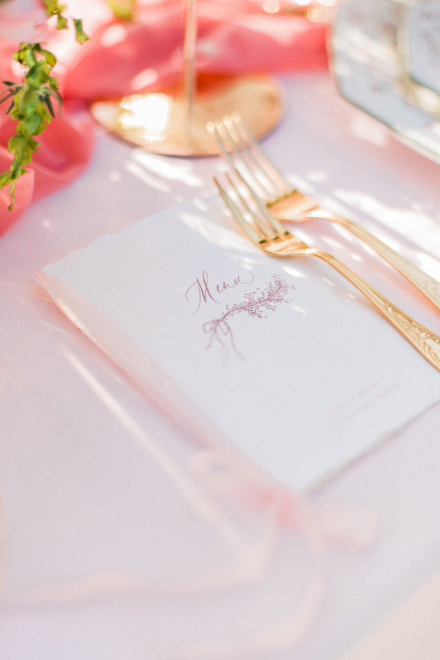 Pinke-goldene Tischdeko zur Hochzeit