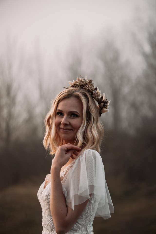 Bohemian bruid in een festival bruiloft