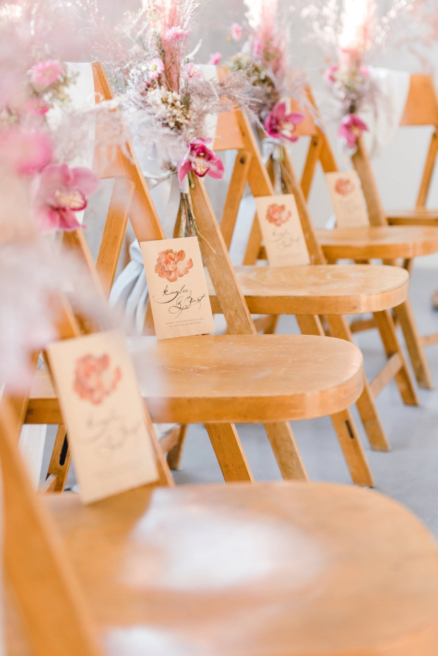Holzstühle mit Blumen