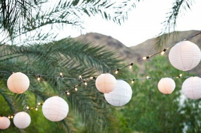 Lampions in weiß und rosa auf der Hochzeit