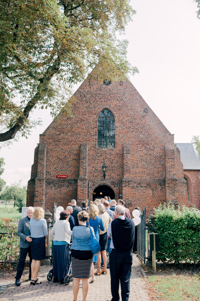 Hochzeitsgäste vor der Kirche
