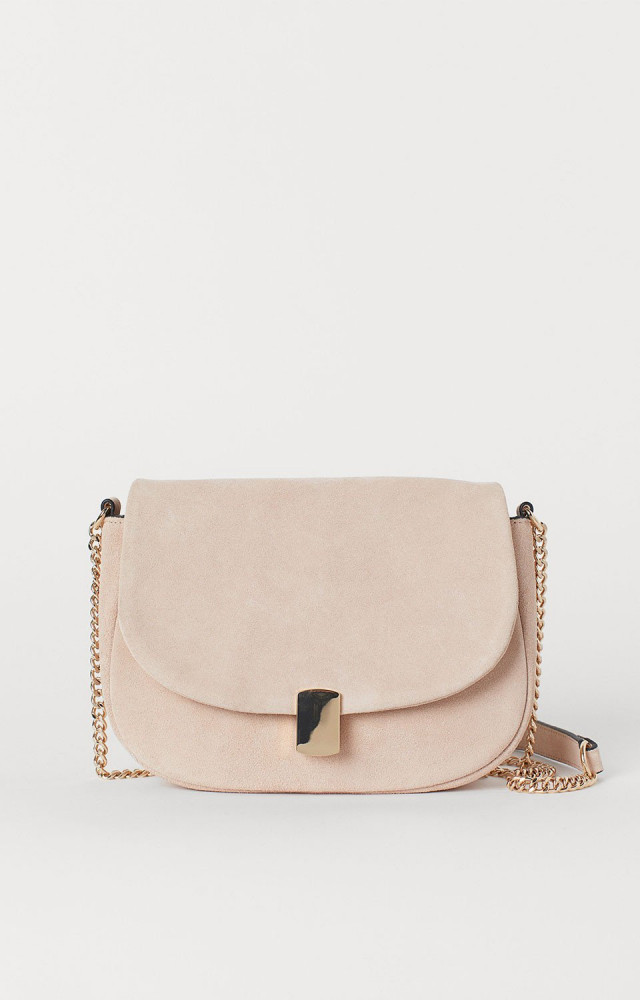 Lichtroze suede clutch voor dresscode smart casual