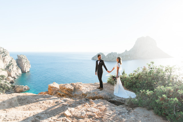 Bruidspaar samen bovenop een berg op Ibiza