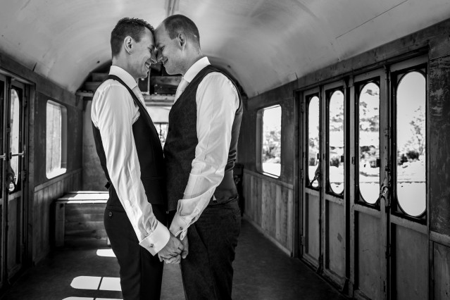 Twee bruidegommen in een wagon