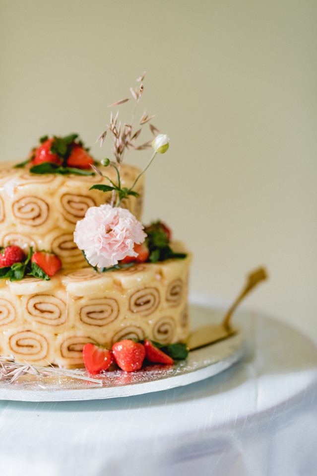 Torte mit Früchten und Blumen