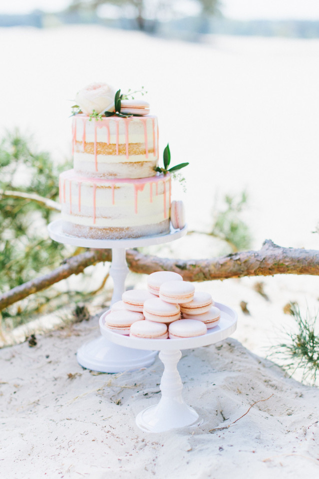 Heiraten an Ostern - weiß-rosa Hochzeitstorte und Hochzeitsdeko mit Pfingstrosen