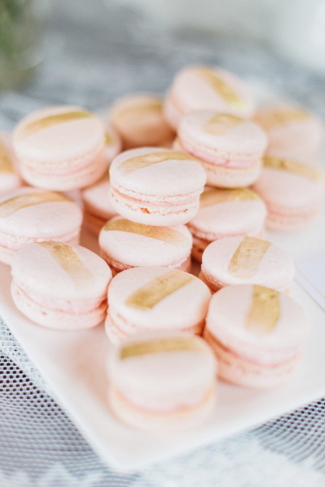 Heiraten an Ostern - rosa Macarons mit goldenem Streifen