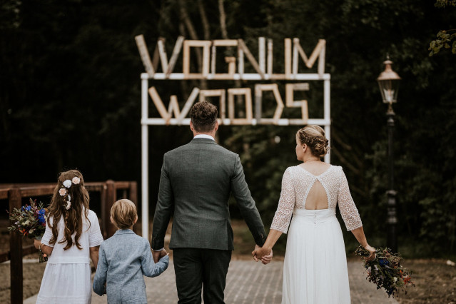 Familie auf der Hochzeit auf dem Weg zur Hochzeitslocation