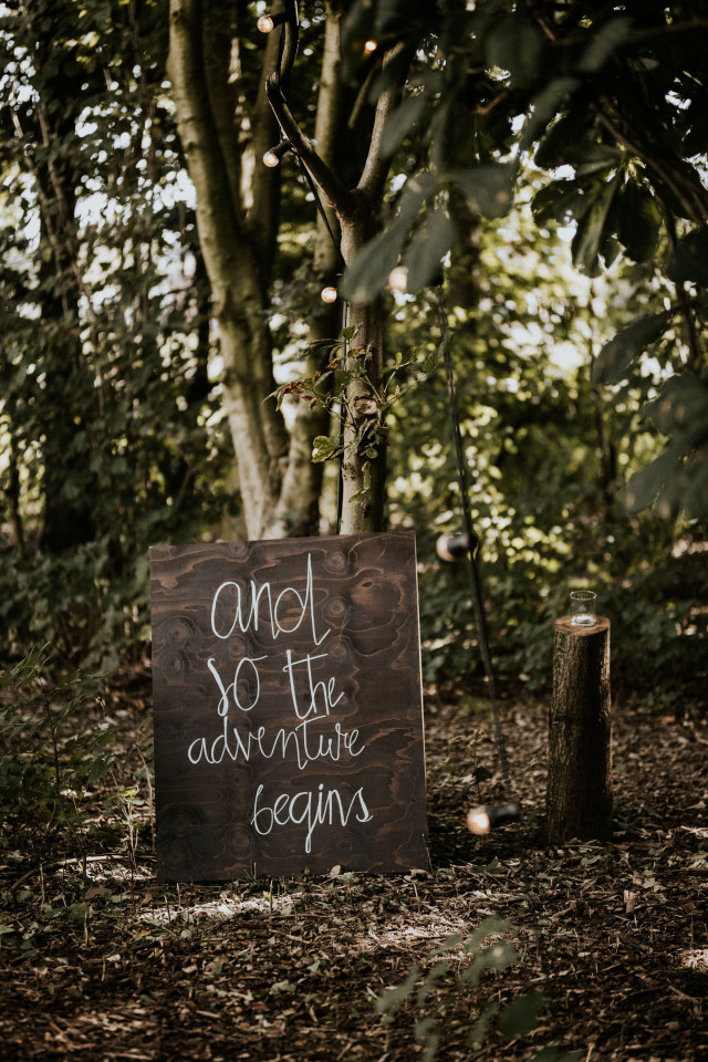 Schild auf der Hochzeit