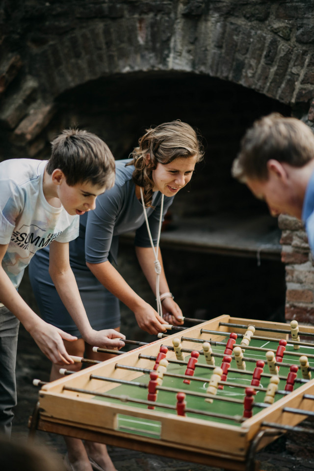 Kinder auf der Hochzeit beschäftigen - Jugendliche spielen Tischfußball auf einer Hochzeit