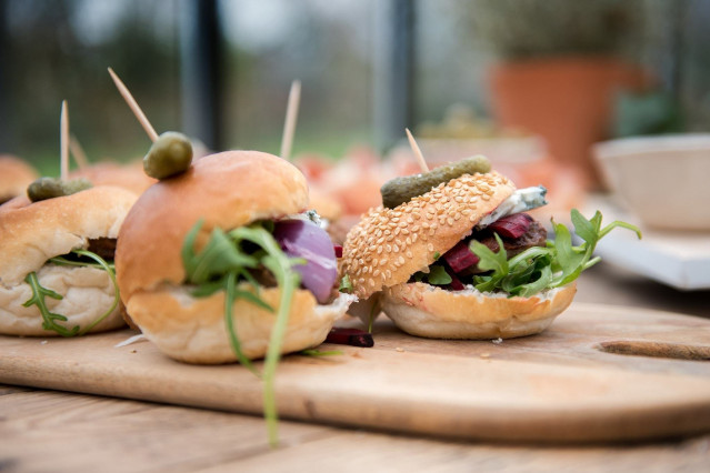 Heiraten im Sommer - Burger zum Abendessen
