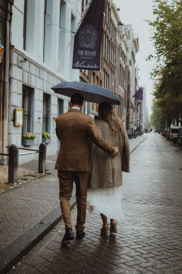 Brautpaar mit Regenschirm
